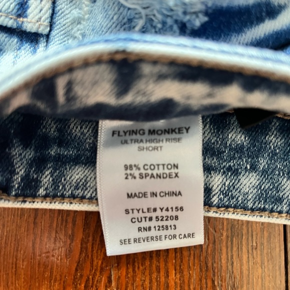 Distressed Jean shorts - Picture 3 of 5